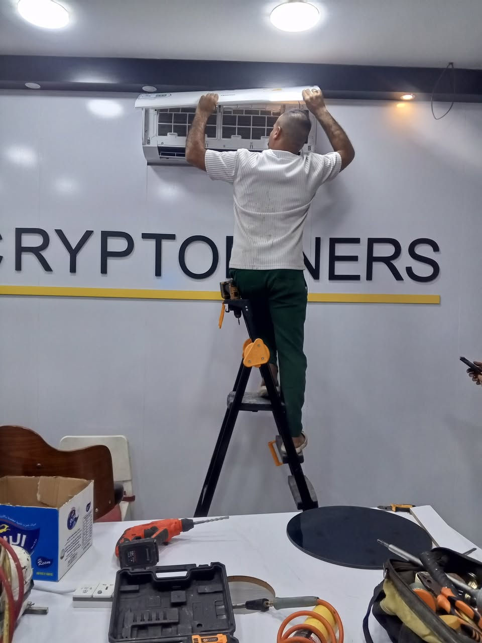 ورشة عمار التبريد
صيانة نصب وغسل سبالت والمكيفات
بسعار منافسة ضمان موسم 
كادر منتقل كل بغداد نجيك حد البيت
هاتف*********** عمار
