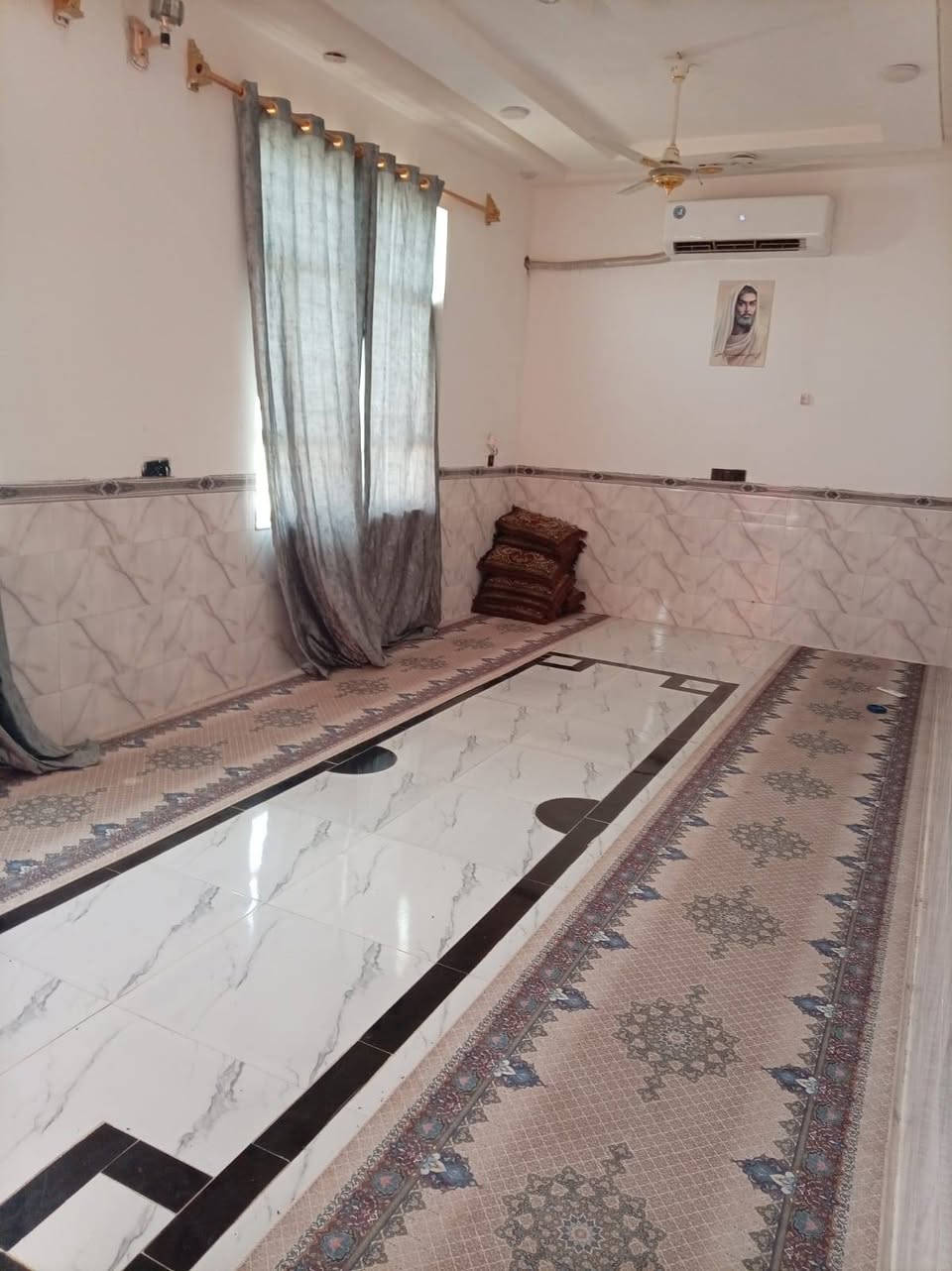 سلام عليكم بيت للبيع بيت جاهز طابوك طابوكه زينه مال القلعه بي 4غرف +صاله +دوانيه +مطبخ  +صحيات دخليه وخارجيه مساحته البيت 700 عله طريق الدوايه البيت بلنصر بحي الرسول ماي اساله البوري جواه مدرسه بصفه.  موجوده واتساب وعله الخط ***********
