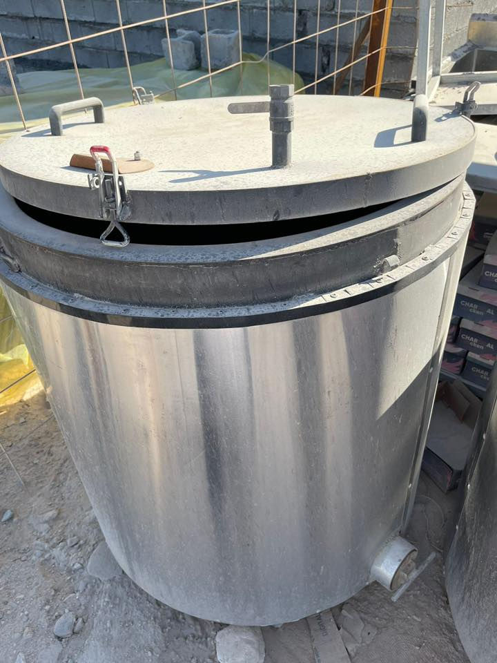 🔹 للبيع – استعمال قليل جداً وبسعر مناسب 🔹

يتوفر لدينا:
 • عدد (2) تنور دجاج يصلح أيضاً لتنور مندي – مبطن من الداخل بحجر أحمر حراري.
 • عدد (1) فرن غاز عملي بحالة جيدة.
 • عدد (1) حوض سنك ستيل.
 • عدد (1) حوض كبير ستيل.

📍الحالة: نظيفة جداً واستعمال خفيف
💰السعر: مناسب وقابل للتفاوض للجادين

📞 للاستفسار والتواصل واتساب فقط:
***********
