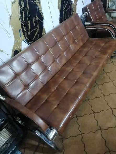 متاح ميز مكتب صار 13 يوم من جبته وي كرسي وجهاز الاتصال 
وميز رسبشن  وتخم 7 مقاعد جلد جوزي وكراسي مكتب 8 قطع وبردات مال مكتب  اليفيدنه مكاني بغداد المعامل ***********
