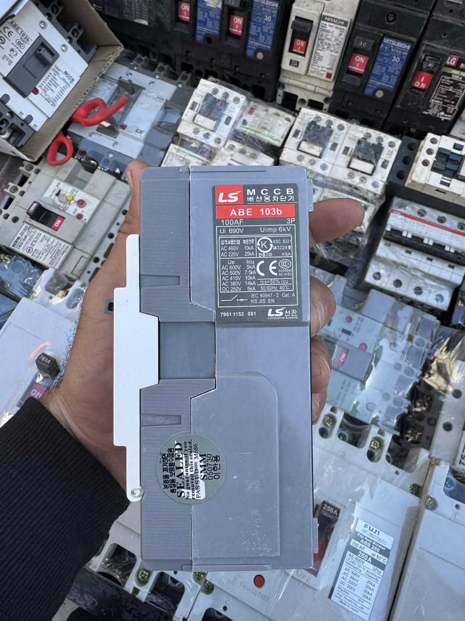 قاطع ثلاثي Ls 100 انبير
سعر القطعة 12 الف 
يوجد توصيل


**إذا كنت صاحب هذا الإعلان وتريد حذفه لأي سبب، رجاءا أرسل رسالة إلى الدعم الفني**