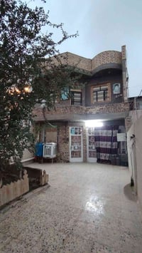 بيت ٢٠٠ م للبيع عل شارع في منطقه حي الكوفه قرب اسواق ادم 07714741316