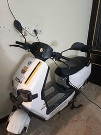 دراجة كهربائية كبيرة ممتازة لسا جديدة من٤شهور شاريها للبيع بداعي السفر...