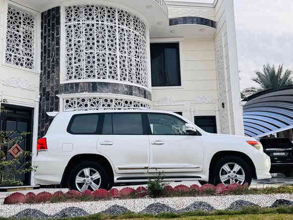 ﷽
  🔥🔥بسعر مناااااااسب جدا🔥🔥
‏‎سلام عليكم 💛 
 للبيع 🌹  😍💛 🌸 
لاندكروز 🔥 2015 💣 بريم اصل🚀 GXR
السياره احله من الصور بالحقيقه 
فول مواصفات 1/1 💯 :
1- فتحة 🕳️
2- بصمة 🔐
3- محرك وكير كفالة 
4- حساس خلفي وامامي 🎶🔊
5- ثلاجة 🥶
6- 2 كراسي كهرباء ⚡
7- تشغيل عن بعد 💥
8- شاشات عرض 💻
9-كامرات 2 دوارة 👀
10- 8  ايرباك 
11-دفع رباعي 🎮
12- رقم سليمانيه بأسمي 
حجم المحرك: 4000 ✅ مامفتوح 
معروفة موصفات البريم فول 
ملاحظة / السيارة  بيها قطعة صبغ فقط رش بدون دواخل خلاص باقي السيارة كفالة وشرط الفحص ✅  
جديدة بمعنى الكلمه شرط تراي زيرو  تخم تاير حدادية تبريد جاهزة من كلشي مابيها اي نقص وبالعافية ع تكون من نصيبه
بأسمي شخصياً  تحويل مباشر  

🟩 السعر المطلوب ( 365 $ )💸قفل قفل 🔐                          

 لاستفسار الاتصال ع الارقام التالية 📲📲
‏ ( *********** // ‭0781 578 1463‬ ) 

تحياتي لجميع 🌹 🌸 🙏🏻
الموقع 
‏https://maps.google.com/?q=32.753235,44.410568

‏‭
