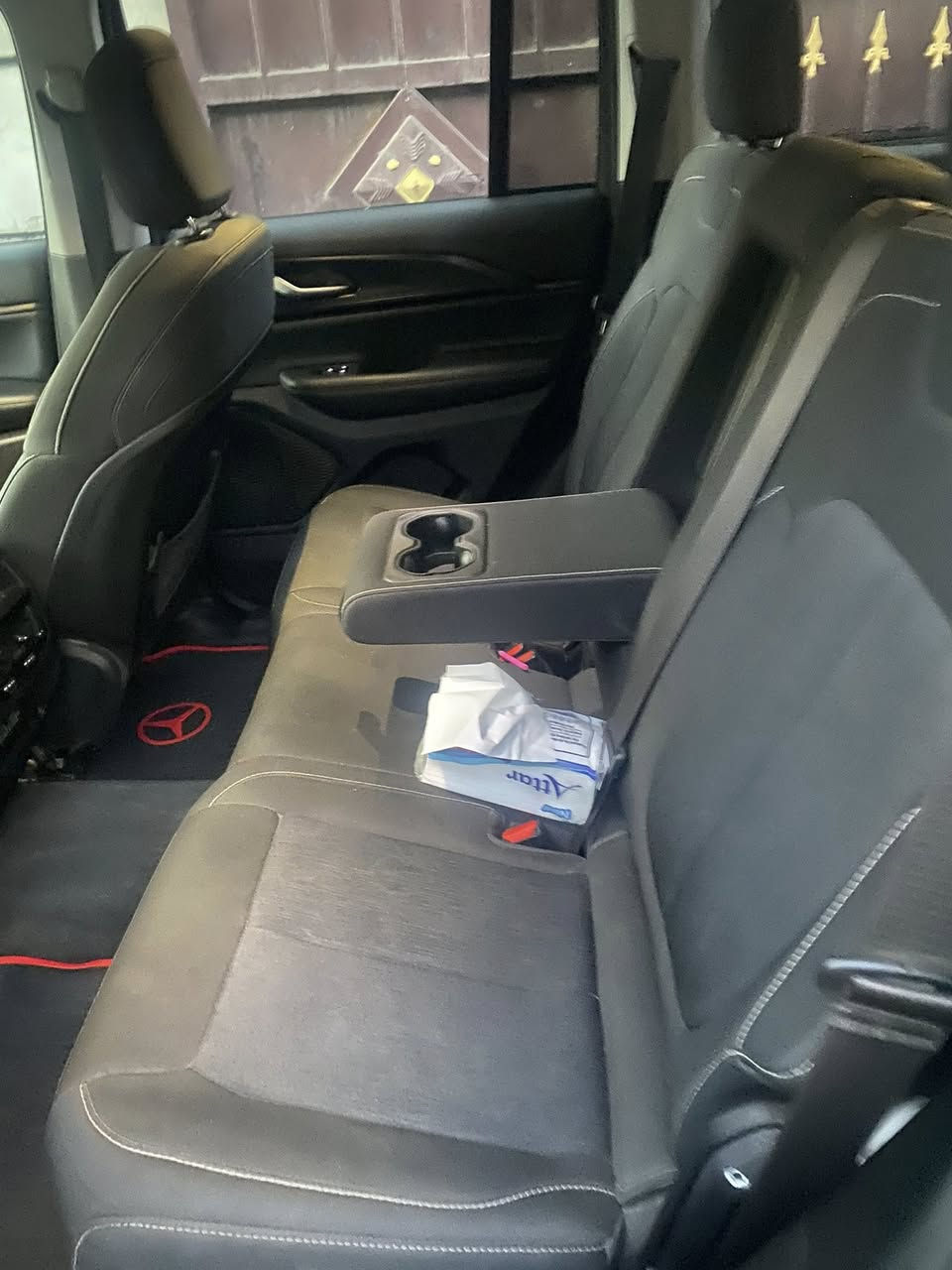 السلام عليكم جيب الشكل الجديد موديل ٢٣ ماشيه ١٨ حادثه جاملغ وبنيد بدون دواخل ٥ راكب السعر ٣٢٠٠ 
للاستفسار ***********
