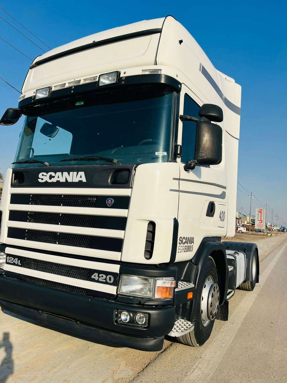 سلام عليكم
سكانيا راس تريله 
موديل 2003
 محرك انكار خطين جديد قبل شهرين شاده بدون بخار او صرف حجم..420
كير عادي 900 رتايدر 
قماره كفاله بدون صبغ 
بدون ارقام 
العنوان بغداد
***********
