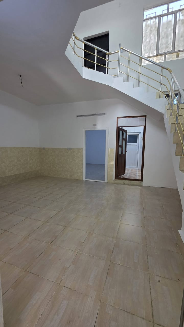 🏦#خانووی  پاک و خاوێن  لەموقیعی باش  بۆفرۆشتن 
🌍#شوێن || هەولێر گەڕەکی پێنجی حسارۆك قاطع هاوكاری                 #نزیک شەقامی کۆڕنیش
#لەسەر شەقامی 10مەتری                                                  🧱#ڕووبەری|| 125مەتر 
🗄#پێک هاتوەلە|| دیوەخان و  1 ژوری نوستن و مطبخ  و 1هۆل و 1حمام  بەیتونە   
💰#ڕووی قیبلەیە
📠#بۆ پەیوەندی کردن
📴فایبر واتساب ***********
📴فایبر واتساب 
ــــــــــــــــــــــــــــــــــــــــــــــــــــــــــــــــــــــ
🏦#بيت   طابو موقع ممیز  للبیع
 🌍#الموقع ||  اربیل حي خمسة حصاروك  قاطع هاوكاري                     #قریب من شارع کورنیش
#علی شارع 10متری                                                          🧱#المساحة ||  125متر 
🗄#یتکون بیت || استقبال  و غرفة نوم مطبخ و  صاله و حمام   بیتونە 
💰#اتجاە قیبلە
📠#للاستفسار اتصلوا ........
📴فایبر واتساب ***********
