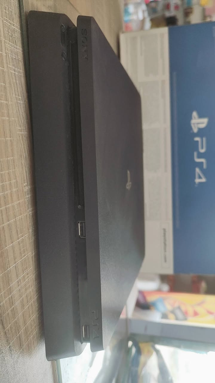 سلام عليكم بلاي 4 اسلم ذاكره 500 مستعمل قليل كامل ملحقاته ويا حتى الجيس و الكتلوك نضيف اخو الجديد مكاني حله شارع 80 قرب الساده ال بو خطه الرقم ***********
