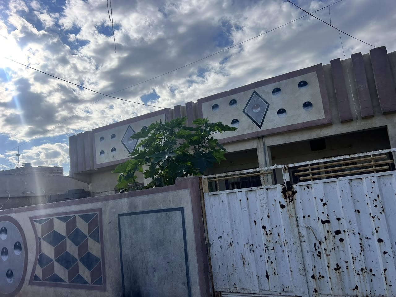 السلام عليكم بيت للبيع طابو صرف  المساحه ٢٦٠ متر محتاج فقط ترميم موقع حلو  ومميز مساحه الشارع ١٥ متر جميع الخدمات متوفرة والبيع بمبادرة وبدون مبادره 
العنوان ام الهوى القديمة مقابيل مجمع دينار الشارع العريض 
 تفاصيل البيت /٣ غرف /استقبال/مطبخ/ حديقة/كراج سياره /مجمعات صحية داخلي وخارجي 
الاستفسار /***********
