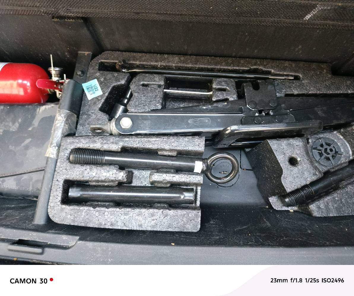 سيارة دفع رباعي بيضاء نظيفة ومجهزة، للمزيد من التفاصيل واتساب.