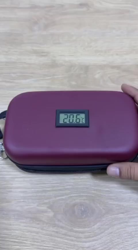 🧊💉 حافظة الإنسولين المبردة – خلي دواك بأمان وين ما تروح!

إذا عندك دوا يحتاج يظل بارد، مثل الإنسولين أو الحقن الحساسة،

وما تقدر تبقى طول اليوم يم الثلاجة…

هاي الحافظة هي الحل المثالي إلك! 🔐🌡️

✔️ تحافظ على البرودة لحد 24 ساعة – بفضل عبوات الجل القوية

✔️ شاشة رقمية توريك درجة الحرارة لحظة بلحظة

✔️ بطانة حرارية عازلة تخلي دواك بأمان حتى بالصيف

✔️ جيوب داخلية ذكية – تخزن الإبر، بطاقتك، وكل شي تحتاجه

✔️ تصميم أنيق وخفيف – ويجي وياه حزام تعليق ومشبك للتثبيت

📏 الأبعاد: 22 × 13 × 10 سم

🎒 مثالي للسفر، الشغل، الجامعة، أو حتى رحلات قصيرة
ألسعر  25.ألف دينار توصيل مجاني لكافة محافظات العراق.                          للحجز مراسلة الصفحه أو ألاتصال موبايل (***********) متوفر وأتساب وأهلا وسهلأ حياكم الله* ****
