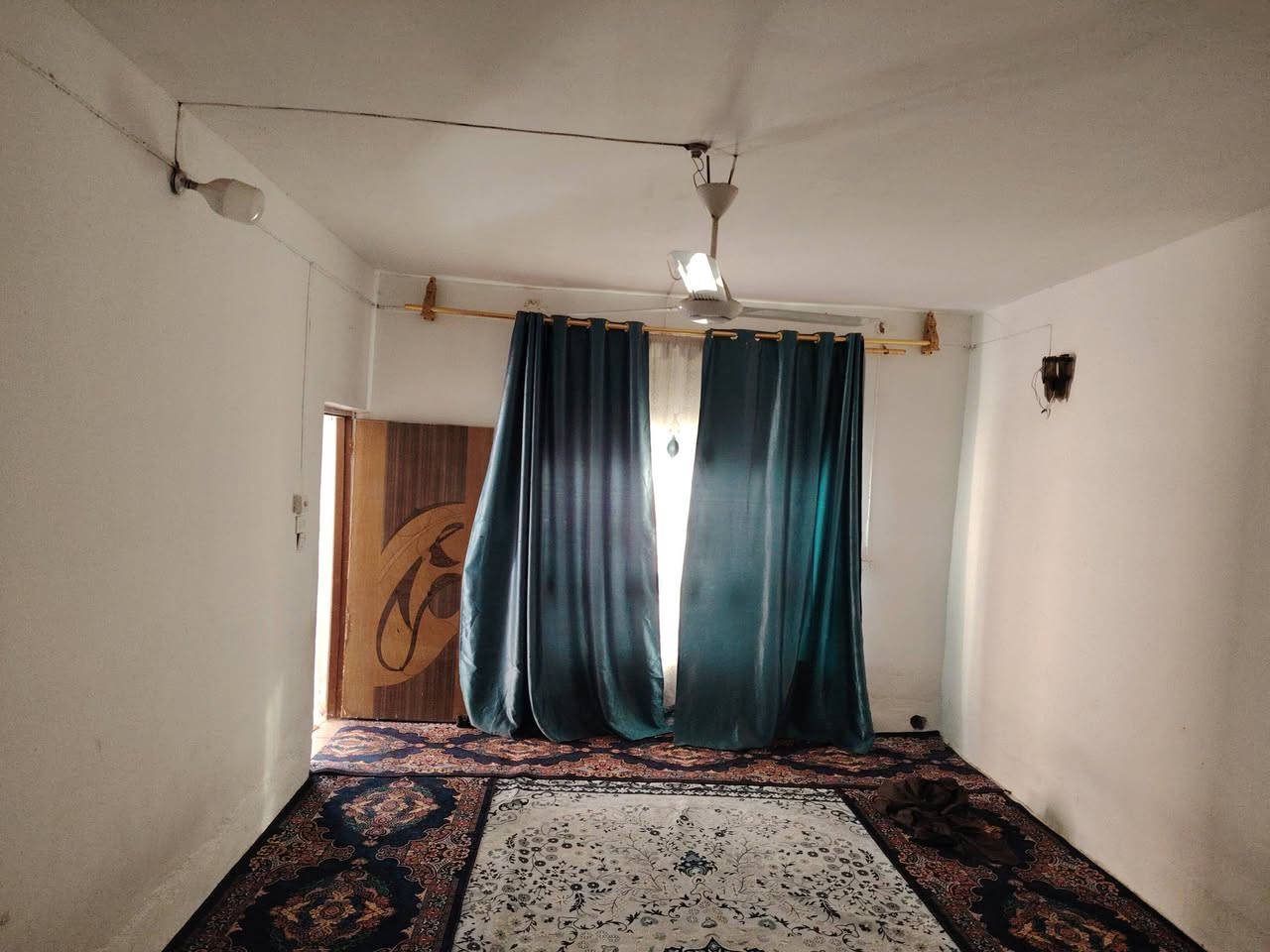 السلام عليكم بيت للبيع طابو صرف مساحه 200  متر عنوان حي العسكري نهاية الحي بلقرب من ساحة سرحان  طابقين الطابق الاول يحتوي على غرفه 5×4 ( استقبال 7×4   صاله  4×4 مطبخ 5×4 صحيات خارجيه طارمه حديقه
الطابق الثاني يحتوي على غرف عدد (2) 6×4 الثانيه 5×4 السعر خاص الاتصال على الرقم التالي ***********
