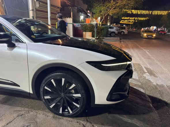 السلام عليكم 
كراون ماجيستا 2023 خليجي
وكالة شركة ساز SAS 
صيانتها مجانية بشركة ساز بالاضافة الى تبديل دهن مجاني 
السيارة نظيفة جداً بدون اي شخط ولا ضرر وعليها تغليف PPF 
اللوحة: بغداد
عداد المسافة: 15 الف
المكينة :2400 تيربو+ هايبرد مكينة الماجستا
مواصفات:
-داتا شو
-ابواب شفط 
-صندوق كهرباء 
-ويل ٢١ تايرات الشركة
-خمس كامرات
-بانوراما
-رادار امامي +جانبي
-حساسات 360 درجة
-كشن  ذاكرة خزن ميموري
-كشنات تدفئة تبريد
-ستيرن تدفئة
-توقف ذاتي 
-مانع تصادم
-شبه قيادة ذاتية
‏- P اوتو 
-مري قلاب
‏-4x4فور ويل
-لايت اربع عدسات
-حساس مقاعد خلفية 

واكو هواية بعد مواصفات الماجستا المعروفة
الاتصال على الرقم ***********
