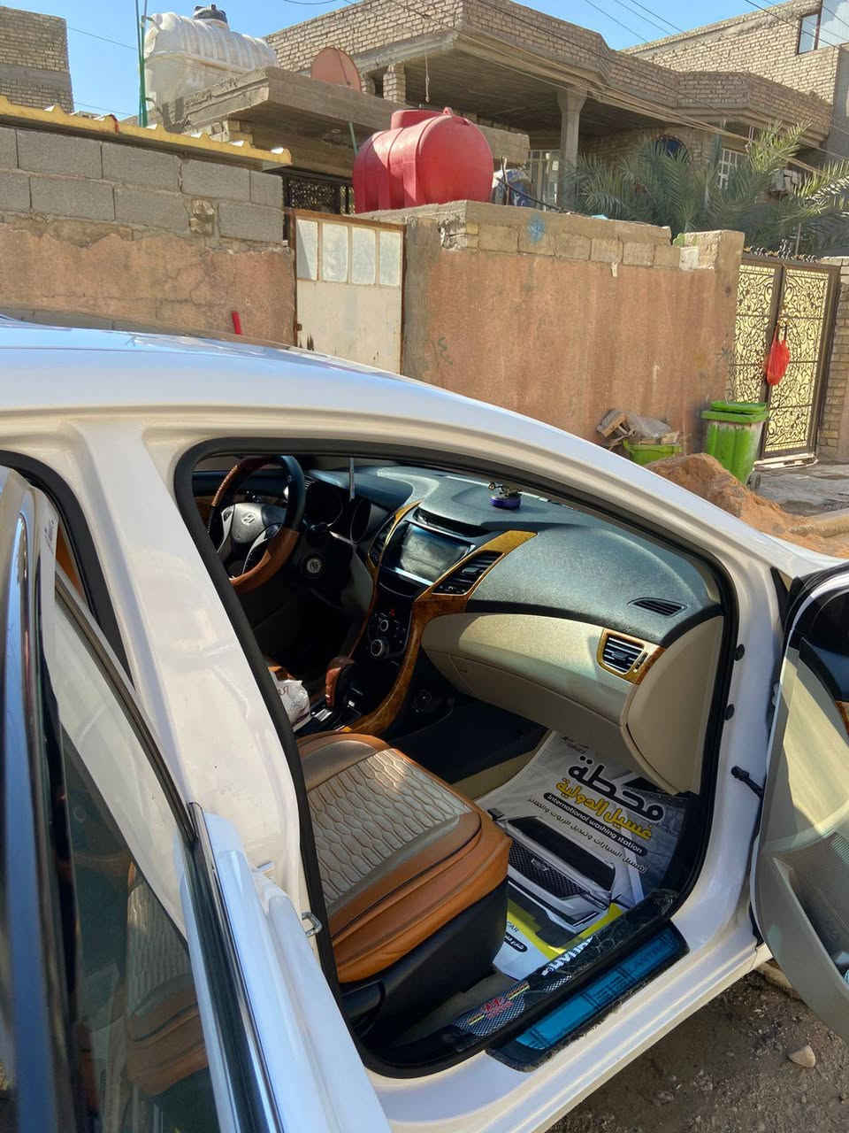 سلام عليكم
سيارة النترا 2016 فول ما عده البصمة خليجي 
ماشية 100 حقيقي رقم إنكليزي سنويتها تنتهي 2029
مكفولة كفالة عامه ماعده صبغ الدوسه وبيها حالوب بالقماره شي قليل
مواصفاتها 
محرك 1800
لد أمامي
شاشة كبيرة فووول
تحكم استيرن +نظام إيكو
كامرة خلفية  HD 
مري شفط
فتحة سقف
ويل كب كروم 5
تبريد قطعتين +ثلاجة
تغليف الأبواب والأرضية جلد 
السيارة جديدة بحالة الوكالة وبالعافية ع إلي يأخذها 
السعر 130
رقم الهاتف ***********
