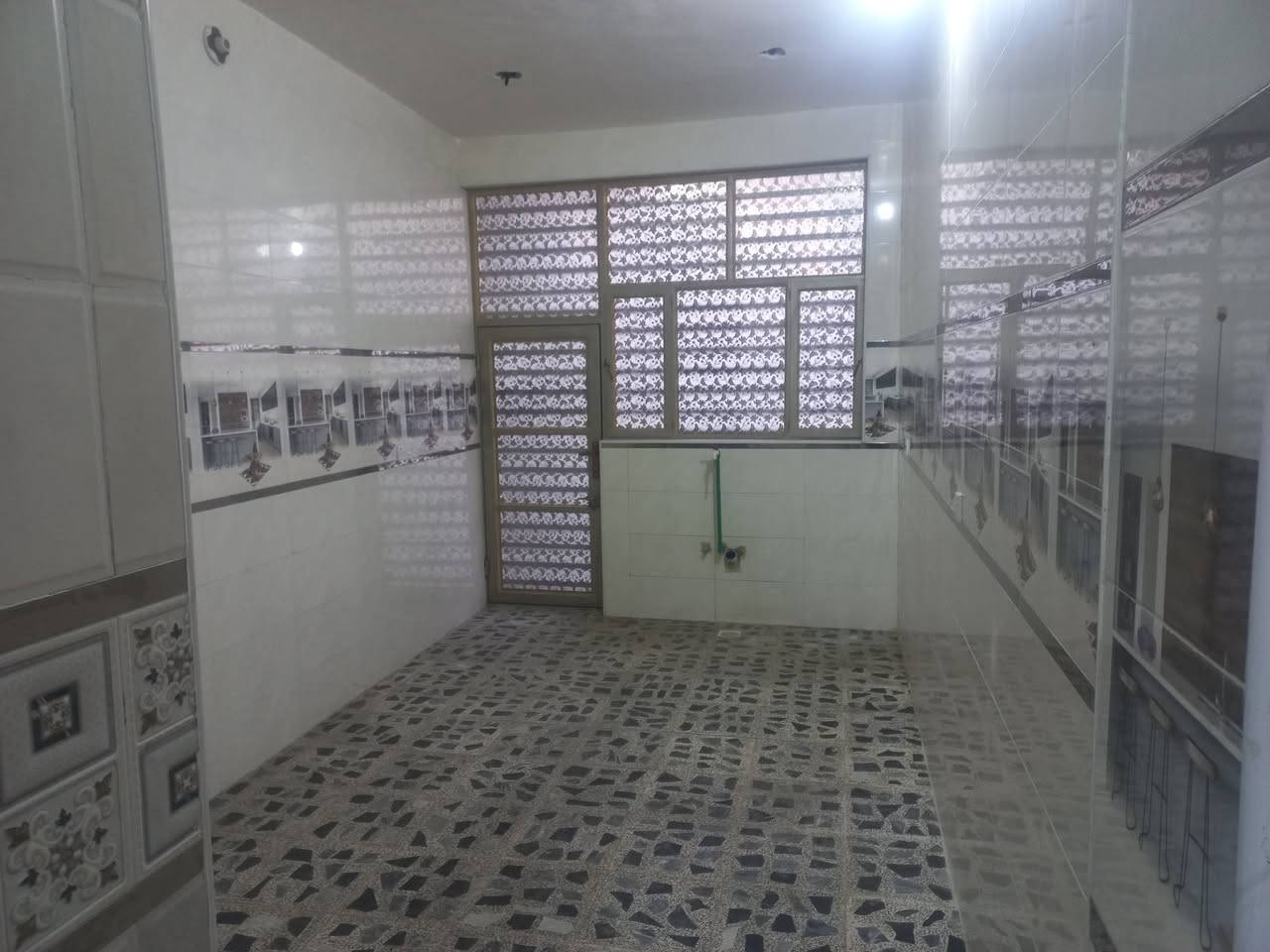 بيت للايجار مساحة ١٥٠م غرفتين نوم وصاله ومطبخ حار وبارد وحمام داخلي وخارجي للإستفسار *********** حي بدر
