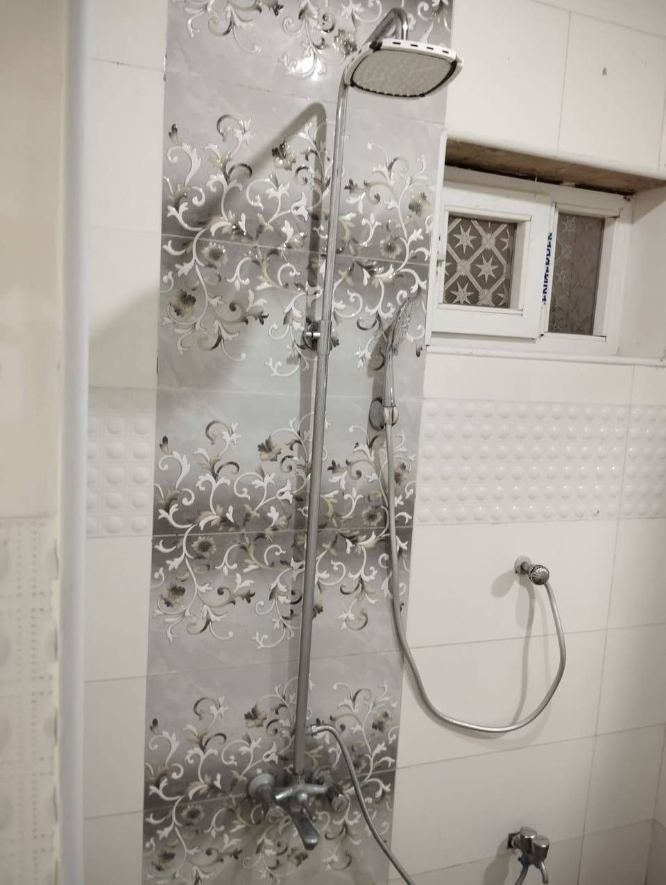 بيت طابقين طابو صرف للبيع 200م موقع مميز في أبي غرق،حي الحسين، مقابل مطعم الروشا يبعد عن شارع حلة،كربلاء حوالي 170م يتكون من:-
الطابق الأول:- غرفة نوم كبيرة،مطبخ،صاله،استقبال،صحيات داخلية وخارجية،كراج..
الطابق الثاني:- غرفة نوم،صاله،مخزن.. للاستفسار الاتصال على الارقام التاليه:-
***********
***********.. واتس آب
