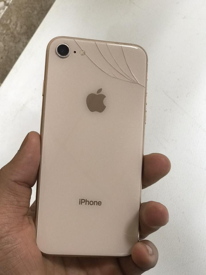 سلام عليكم ايفون 8 العادي بطاريه 100 شرط اصليه نضيف كلش
1 بصمه شغاله
2 هزاز شغال 
3 اتصال تكنيك شغال 
4 كامرات صوت شغال كله شغال 
سعر ((((((85))))))) وبي مجال 
*********** مكاني بغداد بسمايه
