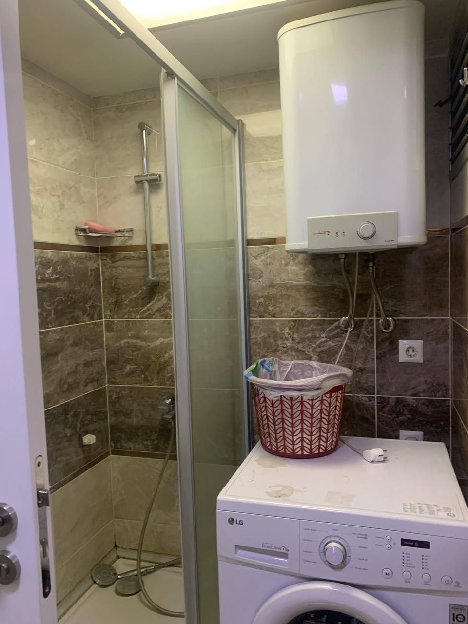 للايجار شقه موثث 350$
مجمع FM في أربيل
مكان على طريق كويه كسنزان 
يم شقق بلاص لايف 
غرف نوم +صاله+حمام +مطبخ 
خدمات كهرباء وماء 24 ساعة 
خدمات شهريه 55
جدن سعار مناسب 
للاستفسار تعال خاص الواتساب
***********
ملاحظه  يتوفر لنا بيوت وشقق ايجار بيع وشراء
