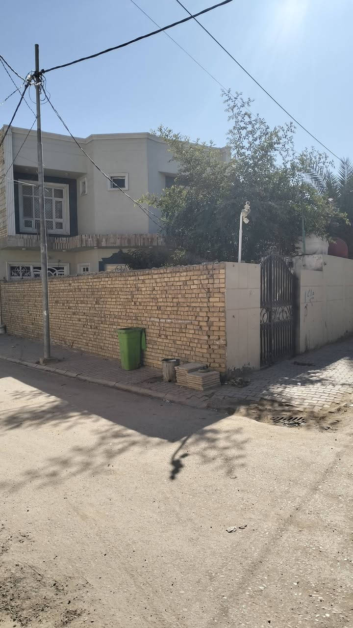 بسم الله الرحمن الرحيم
بيت للبيع ركن 
الموقع حي الامين فرع مخزن العيساوي
يبعد عن الشارع الرئيسي 75 متر
البيت ركن على 2 شوارع تبليط وارصفه ومجاري
مرقم للتطويب ومقدم معامله تطويب
تفاصيل البيت
طابقين 4 غرف نوم ثلاثه غرف سويت 
حمامات خمسة 
صاله عدد 2 9× 4
مطبخ  4 × 5
استقبال 6×4
حديقة 
طارمه كبيره 13 متر 
البيت على شارع رايسي مدخل منطقه
رقم الهاتف ***********
