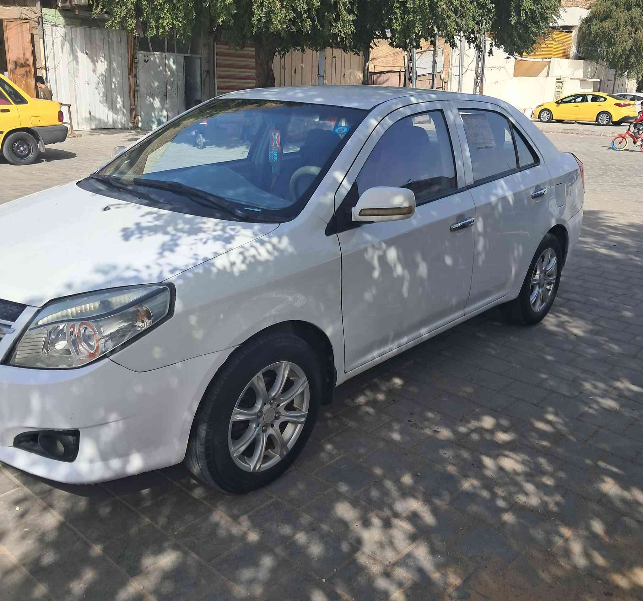 السلام عليكم جيلي ام كي موديل 2012 سياره مكفوله وبلاديه كلشي بيها شغال تبريد تدفئه كهربائيات سياره ماشيه 100 الف بغداد بسمي رقم دولي سنويه ل 2030 رايدها 45 وبيها مجال اتصل على الرقم ***********
