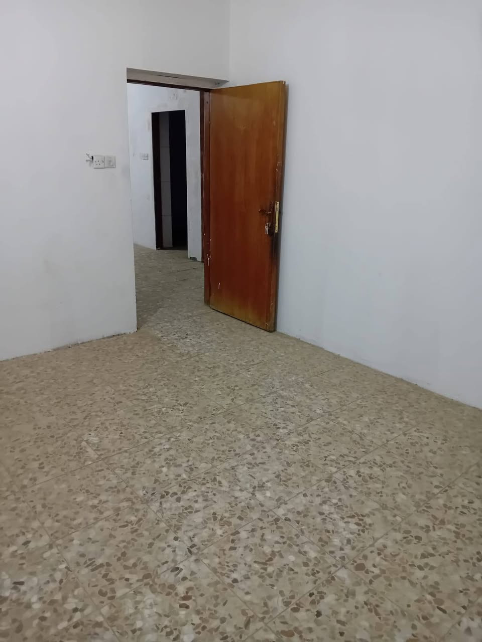 شقه للايجار طابق ثالث
شارع فلسطين حي المستنصريه مقابل جامع مله حويش

تحتوي غرفتين نوم وصاله مطلوب موضف
 
 مبلغ الايجار الشهري ٤٠٠ الف 

للاستفسار واتساب ***********
