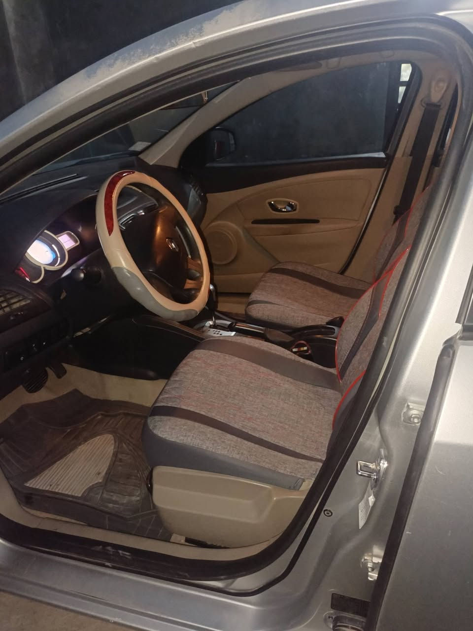 رينو فلونس موديل ١٦ رقم قادسيه السياره مابيها لاضربه قويه ولابارد فقط دحجات بسيطه بيها جراد حداديه خير من الله تبريد نقص غاز فقط السياره نظيفه مال بيت مامتعوبه سعرها 67 وبيها مجال بسيط
 العنوان النجف_ الكوفه شارع المعمل
***********
