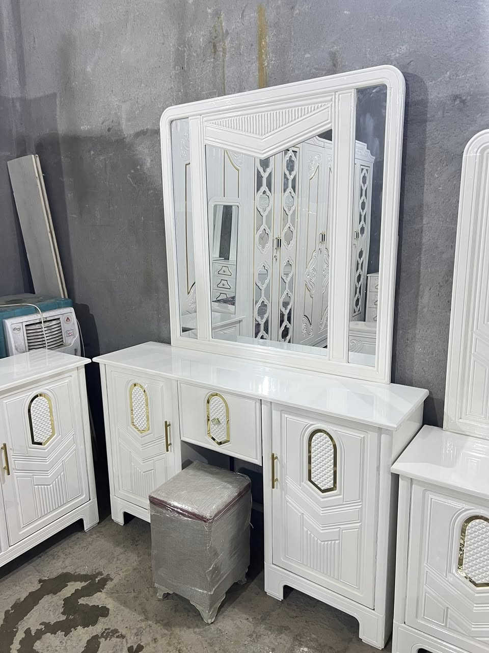 سلام عليكم غرفه نجاره صاج صبغ. حراري. ابيض شغل ثقيل درجه اولى استعمل ٥تيام. فقط. العنوان الحله ***********
