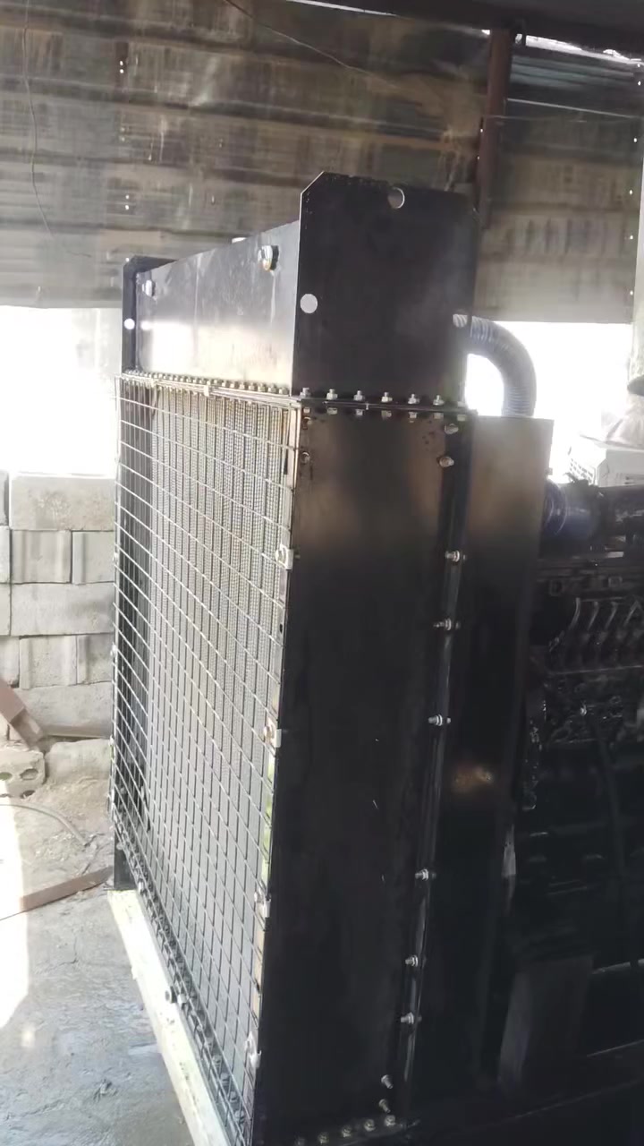 السلام عليكم مولد كمنز 24 ولف راديتر انتر كلر جهاز تشغيل واطفاء  بم كهربائي جديده جدآ للاستفسار الاتصال على الرقم ***********
