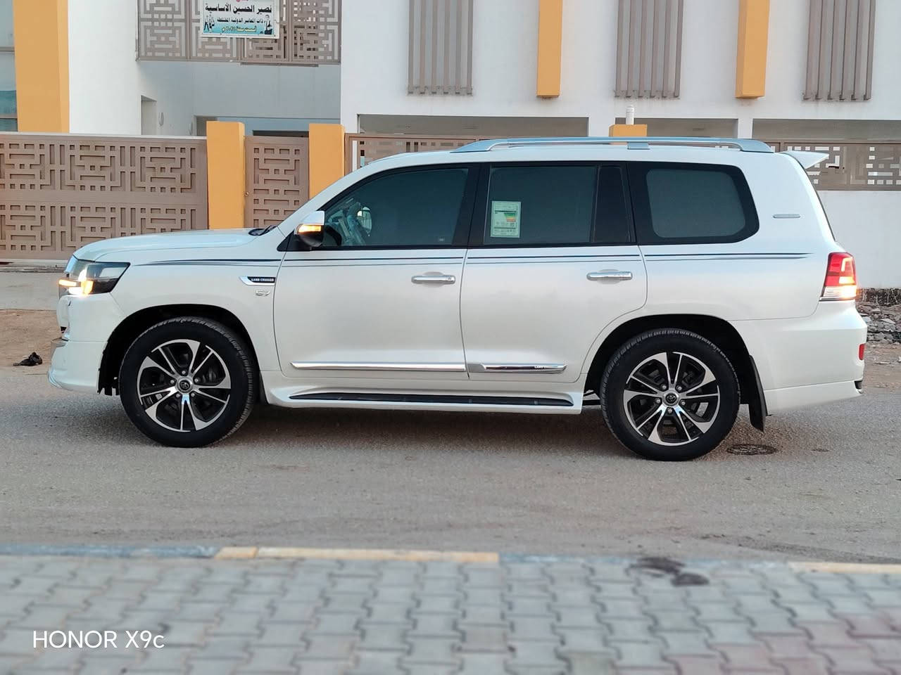 لاندكروز موديل 2019 سياره فول مواصفات خمس بصمات جلد كشنات كهرباء ده شبول لكزس تشغيل عن بعد ميري قلاب سياره بيها صبغ صفحه والباقي مقفول سياره جديده وباسمنا تخم تاير جديد حداديه جديده تبريد ثلاث قطع  وثلاجه ماكينه 75 سعر 4:15 مكان السياره بالحله  ***********
