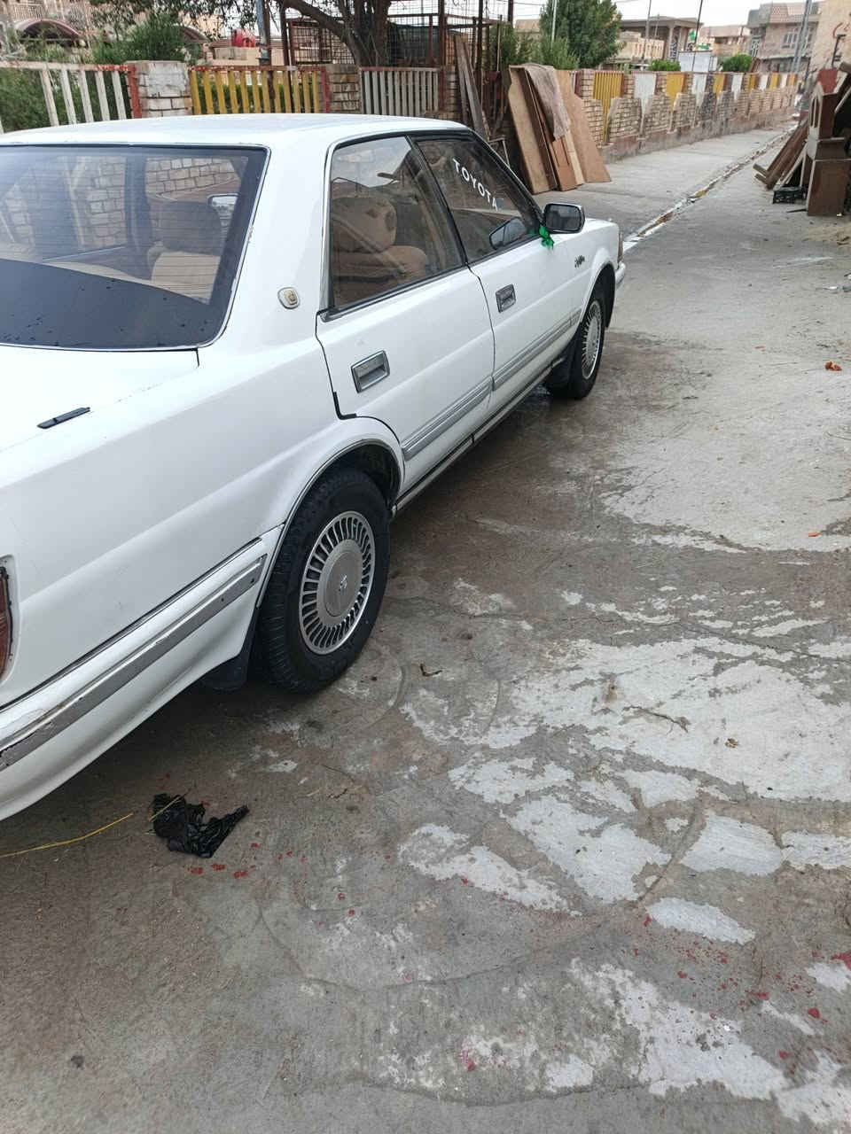 السلام عليكم سياره جاهزه للبيع مكينه وكير مكفولات حداديه جاهزه تبريد شغال تخم تاير رقم واسط سنويه لل٢٠٢٩للاتصال ***********
