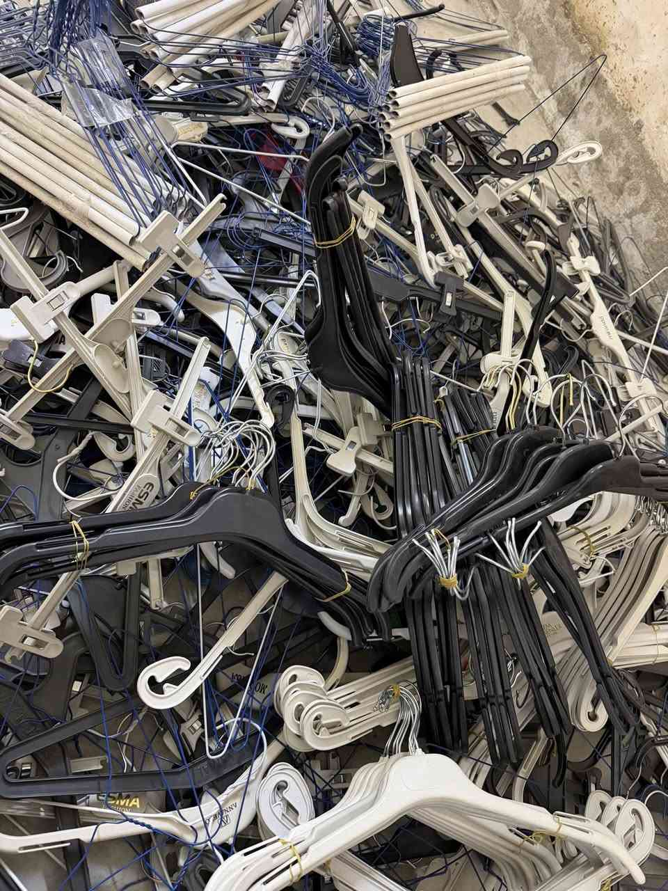 تعاليك ملابس كميه كبيره مايقارب 500 قطعه او اكثر للبيع تصفية مخزن الي يناسبه يتواصل ويايه ‭0776 310 9136‬. بسعر مناسب جدا جدا
