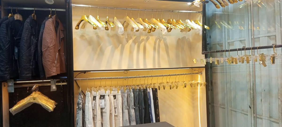 ديكور ملابس ٤ قطع للبيع كامل انارة وترتيب اليفيدة يراسلني واتساب ***********
