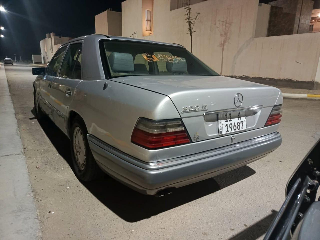 السلام عليكم للبيع مارسيدس دب 300E وارد يابان محرك كير 300 موديل 1990 تبريد ثلج
غرفه جلد كهرباء تحكم دبل مروحه 
سلايد روف طكتين 
مري كهرباء
مصبوغه حزام جماليه 
اريل كهرباء 
سنتر لوك 
تجاوي قلاب
تخم تاير 
كير قفل 4 جام كهرباء صاج مشطب 
رقم بغداد11 جديد هزه جديده سنويه بأسمي تحويل ثاني يوم مكاني بغداد 
للأستفسار ***********
