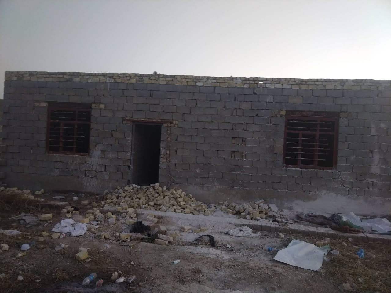 سلام عليكم البيت لبيع يتكون من مضيف مطبخ صاله غرفتين مساحة البيت  230متر قريب لشارع العام روضه مدارس مولده ماءء
العنوان البدع الكبير اصلاح زراعي 
***********
