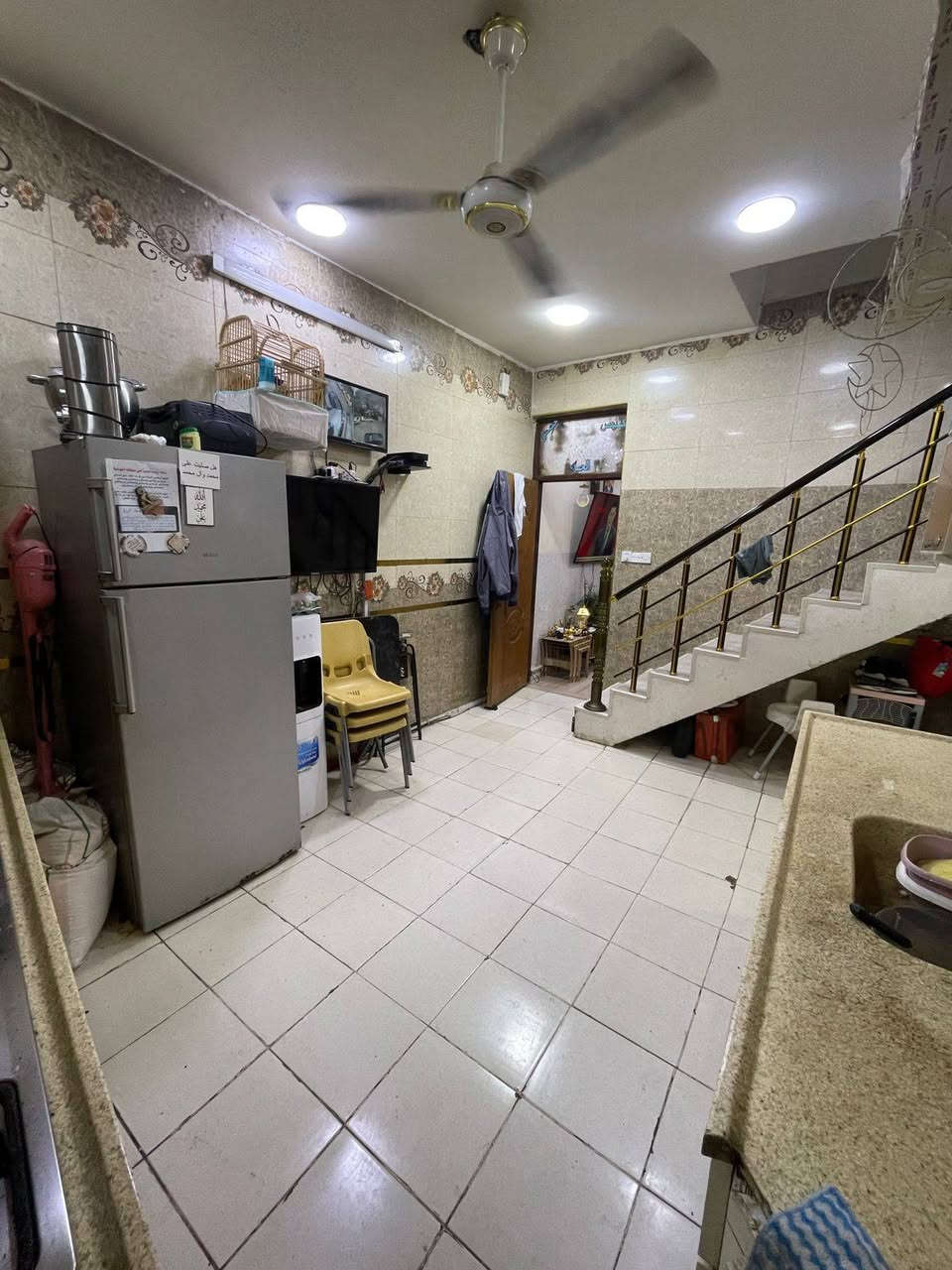 السلام عليكم

بيت للبيع مساحه 50متر كامل من كلشي بس الواجهيه 

بين الصحه والستين يريد الاستفسار***********  واتس اب
