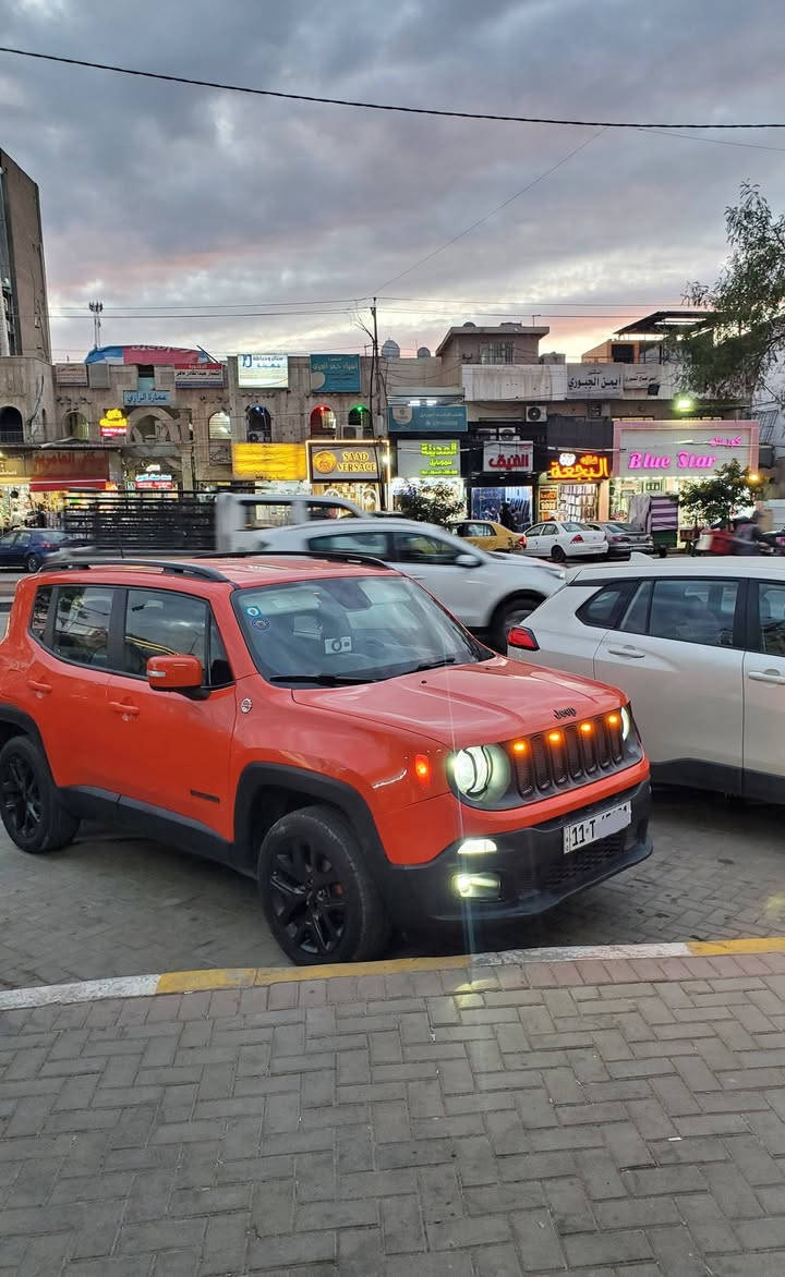 السلام عليكم للبيع   2018 رقم بغداد باسمي
السعر 127 بيها مجال للجناي jeep renegade 

جيب رينگد فئة ( ALTITUDE ) بلاك واكثر ارتفاع من بقية الفئات
 اللون برتقالي نظيف بدون شخوط

حادث سطحي من امريكا باب السايق والخلف فقط بدون دواخل بدون تبديل بچم كبس وضع الشركة مملعوب بيه 
محرك وگير وتبريد بلادي وضع الشركة ايضا نظيفة السيارة كلش واني مالك ثاني الها معتني بيها كلش باتري جديد مع كرت ضمان سنة دهن اكسادو 
ماشية 92 الف كيلو يعني 58 ميل
مواصفات الجيب المعروفة :
دفع رباعي 4×4 اربع وضعيات قيادة بالاضافة الى قفل اكسل - محرك 2400 نظيف جدا وبلادي بانزين عادي ومحسن ماشاء الله 
گير 9 نمر 
اوتو لايت ومتكييف مع الستيرن 
بصمة وبصمة ابواب ودخول بدون لمس (ذكي)
شاشة تحكم بكل الاعدادات والتكييف 
تكييف مناخ منفصل 
شاشة امامية لعرض معلومات المحرك والكير والبطارية 
وبعد مواصفات اكو 
صورة الضرر مرفقة بالمنشور وعندي سونار المندلاوي 
مكاني بغداد *********** متوفر واتس اب
