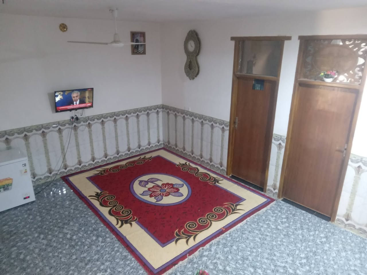 السلام عليكم ورحمة الله وبركاته دار للبيع المساحه١٦٠ حي كريم الزراعي يتكون من غرف نوم عدد ٢
استقبال 
صالة 
مطبخ
للاتصال ***********
