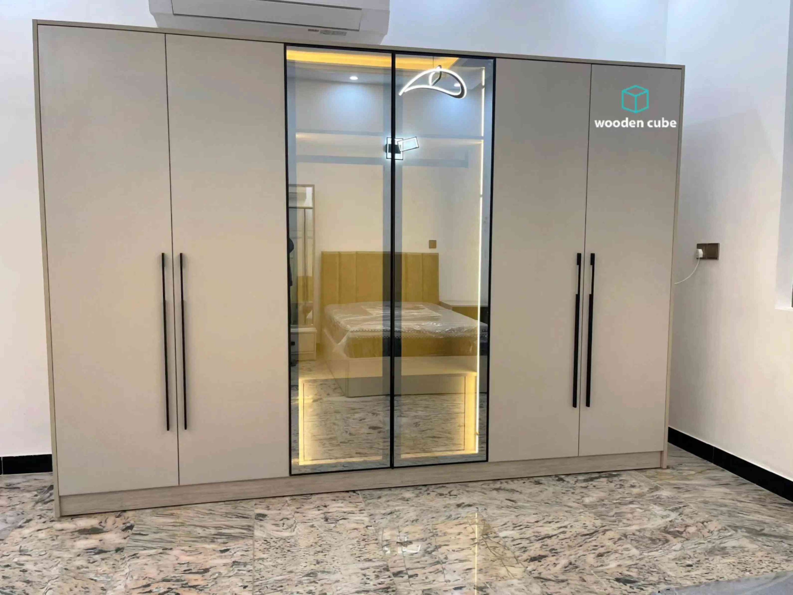 عدنا اليكم من جديد ..🤍 غرفة  نوم مع سرير مزدوج منفصل 🛏️ مع كنتور وميز تواليت 🛍️🧥  تم العمل من أجود الخامات والاكسسوارات التركيه ..🇹🇷 تناسق الالوان مع ارضيه الغرفة اظهرت التصميم بشكل رائع مع الانارة الداخلية للكنتور ✨ مع المكعب الخشبي ..... احلامك حقيقة💎 للأستفسار ☎️ *********** زورونا في موقع العرض 📍 بغداد-نفق الشرطة -مقابل السفاره #اكسبلور #غرفه_نوم #غرفه #خشب #capcut 

