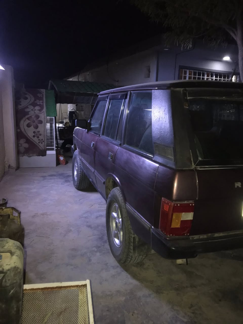 سلام عليكم من رخصت مديرالكروب المحترم للبيع رانج روفرسياره جاهزه من كل النواحي محرك٨بلادي كيرلوكيراكسلات تبريد كهرباءيات كله شغال قطرخياس مابيهه سنتر لوك سياره بلاديه نظافه فول بسمي رقم انبار مشروع وطني عنوان بغداد السعر٨٨وبيهه مجال لطيبين ***********
