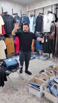 الشرطة الرابعة • قرب مجمع النبأ • ملابس