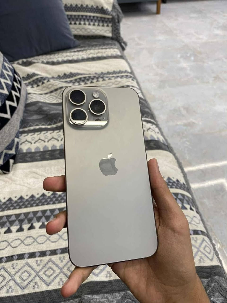 15 برو ماكس للبيع 
ذاكرة 256
بطارية (85)🔋
ماستر AA/A
مبدل(شاشة 3 خيارات وظهر فقط)
نظافتة 100/100
السعر:725 وبي مجال حك الجية 
العنوان: بغداد:مصفى الدورة 
للاتصال:***********
