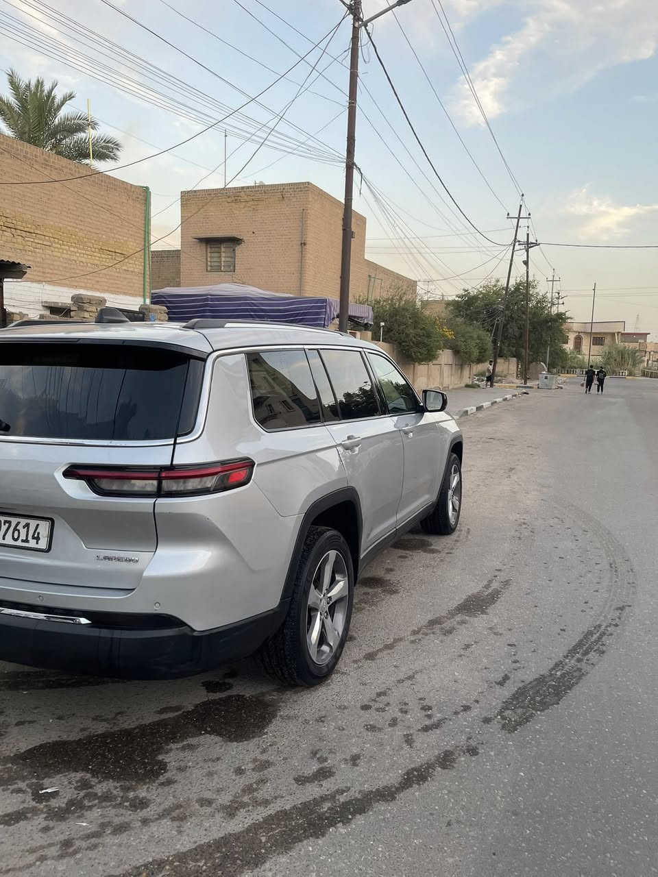سيارة جيب كراند شيروكي (لاريدو) موديل 2022 وارد امريكي حادث بجم بدون ايرباك 7 راكب 4 ويل مكينة 3.6 v6.  كامرة خلفية (HD) حساسات تحذيرية دفع رباعي للعجلات تحذير خروج عن المسار رادار امامي نظام النقطة العمياء تدفئة بالكشنات تدفئة بالستيرن شاشة دجتال شاشة كبيرة قياس 10.1انج نظام خرائط ( GPS ) كشافات ضباب زنون شفتات تحكم بالستيرن كير ماوس نظام صوتي Alpine مكيف خلفي مع وحدة تحكم منفصلة دخول ذكي( بصمة ) رقم بصرة 
تلفون ***********
