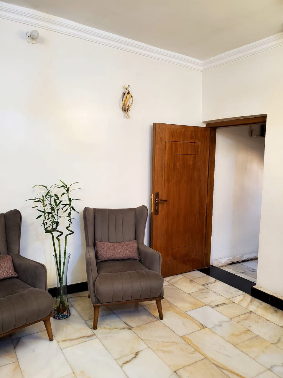 السلام عليكم ، دار للبيع في بغداد البياع حي الرسالة الثالثة طابو ملك صرف مساحة 83 الطابق الارضي يحتوي على هول ومطبخ وخدمات وكراج ومدخل الطابق الثاني غرفتين وبيتونة وسطح .. يوجد في السطح مخزن ، بناء حديث الارضية مرمر تركي والسيراميك اسباني شغل درجة اولى .. السعر : 170 مليون 
للاستفسار : ***********
