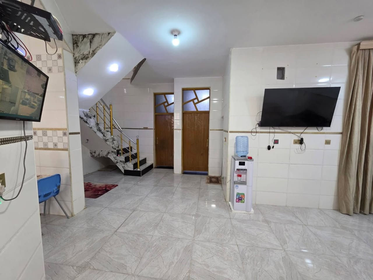 دار سكن المساحه ٢٠٠متر
العنوان حي الحكيم شارع الوائليه 
يتكون الدار من غرفتين نوم +استقبال+صاله+مطبخ
صحيات داخليه +خارجيه 
السعر64  قابل للتفاوض
للأستفسار
***********
