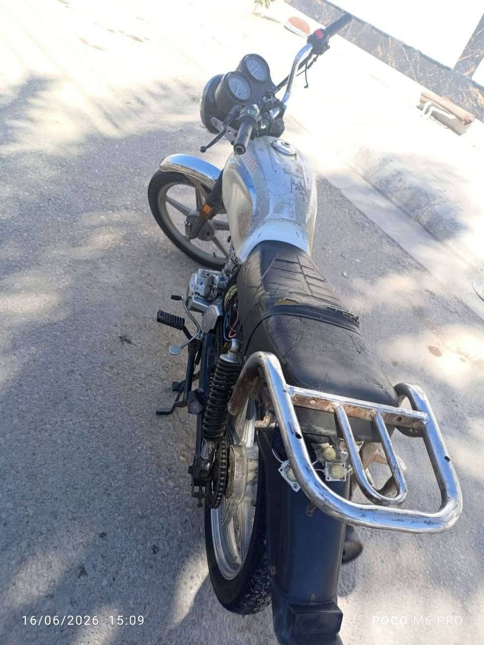 (سلام عليكم) دراجه نضيفه ما مفتوحه سعرهه مناسب 225 وبيها مجال كهرباءيات شغاله كلك مكفوله كفاله عامه من سرقه ومن كلشي مكاني كربلاء العطيشي***********
