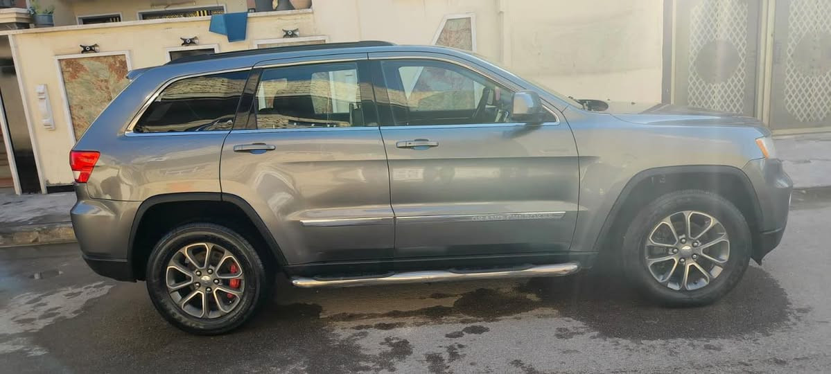 السلام عليكم للبيع جيب لاريد موديل 2012 رقم بغداد الماني الجديد تحويل مباشر وارد أمريكي بدون حادث السيارة بيها صبغ 
أربع قطع فول مواصفات بصمة وجلد محرك ٦سلندر مامفتوح 
فتحة ماشية 60  ميكانيك جديد كهربائيات كلة شغال وبعد بيها مواصفات 
السعر155 وبيها مجال 
مكان بغداد البلديات 
***********
