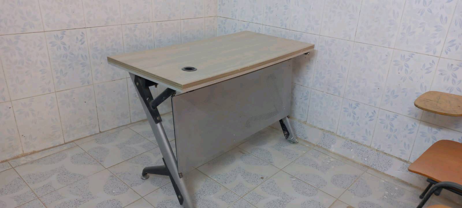 ميز مكتبي يوجد ثلاث قطع موضحه صورهن