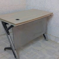 ميز مكتبي يوجد ثلاث قطع موضحه صورهن