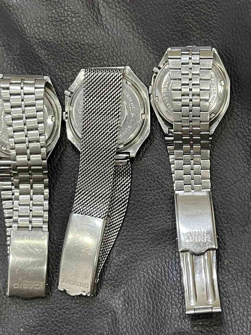 السلام عليكم هذه الساعات هي من ماركة أورينت (Orient) وهي ساعات أوتوماتيكية عتيقة (Vintage) تتميز بتصميم كلاسيكي من الفولاذ المقاوم للصدأ. ساعات أوتوماتيكية بآلية عرض اليوم والتاريخ. هيكل وسوار من الفولاذ المقاوم للصدأ (Stainless Steel). تتميز بمتانة عالية وتصميم كلاسيكي فريد يرجع لعدة عقود مضت. كلهم أصليات ومختومات ونضيفات السعر الوحده ب80


**إذا كنت صاحب هذا الإعلان وتريد حذفه لأي سبب، رجاءا أرسل رسالة إلى الدعم الفني**