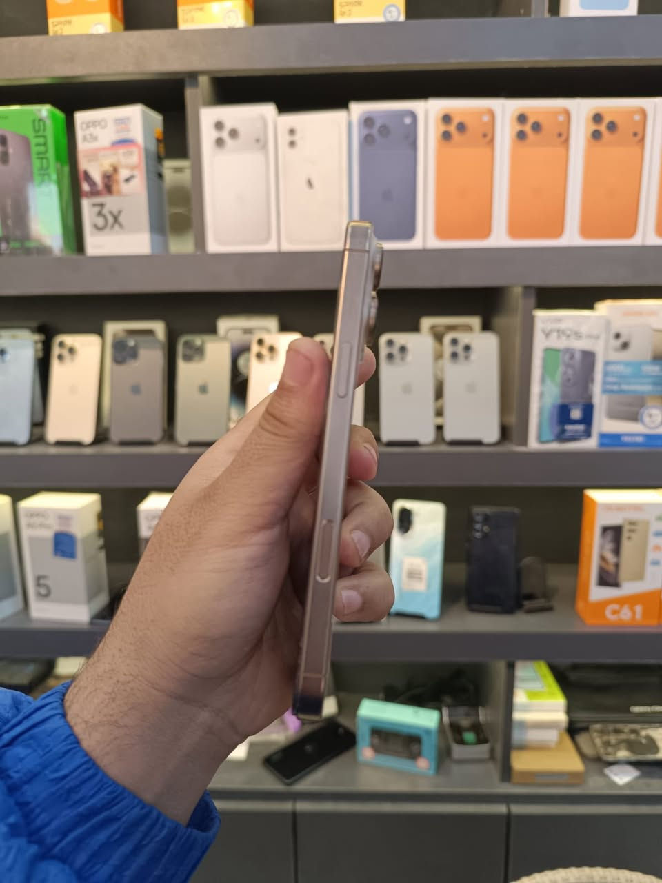 السلام عليكم 16 برو ماكس دبل ذاكرة 256 مبدل شاشه اصليه وموجودة الشاشه القديمه تكدر تنقل ايسي وكارتونه وغراضه كامله بطاريه 92 بعده داخل الضمان 
للتواصل ***********
